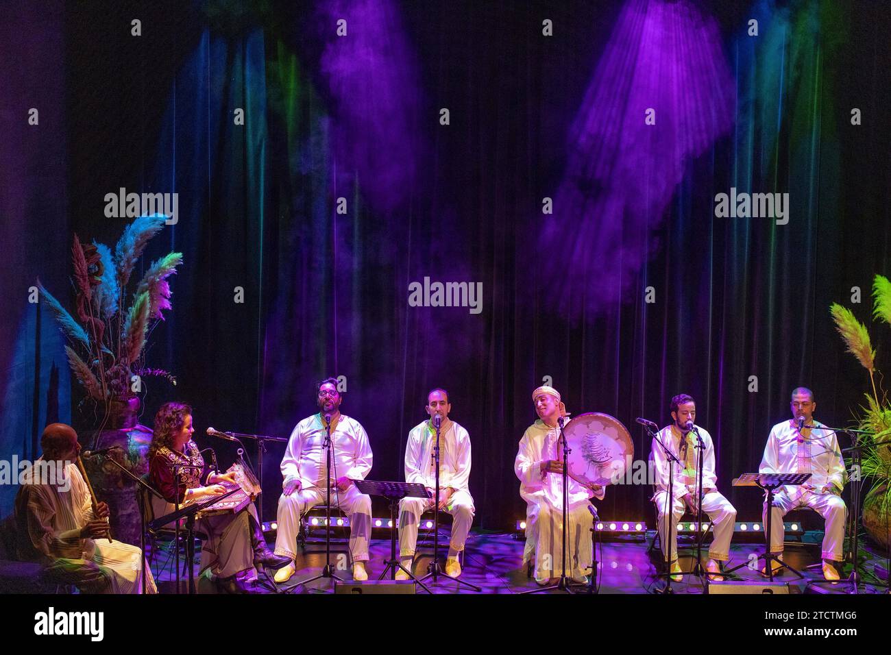 Abdelkader Ghayt e la Samaa Orchestra si esibiscono alla Paris Music Factory del 360 nella notte del destino (Laylat al Qadr muslim festival), Parigi, Francia Foto Stock