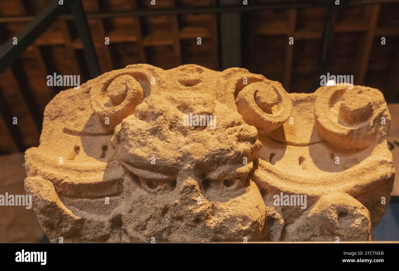 Inghilterra, East Sussex, Battaglia, Abbazia di Battaglia, la grande porta, sala grande dell'Abate, esposizione di sculture ornamentali in pietra raffiguranti il volto grottesco 16° Foto Stock