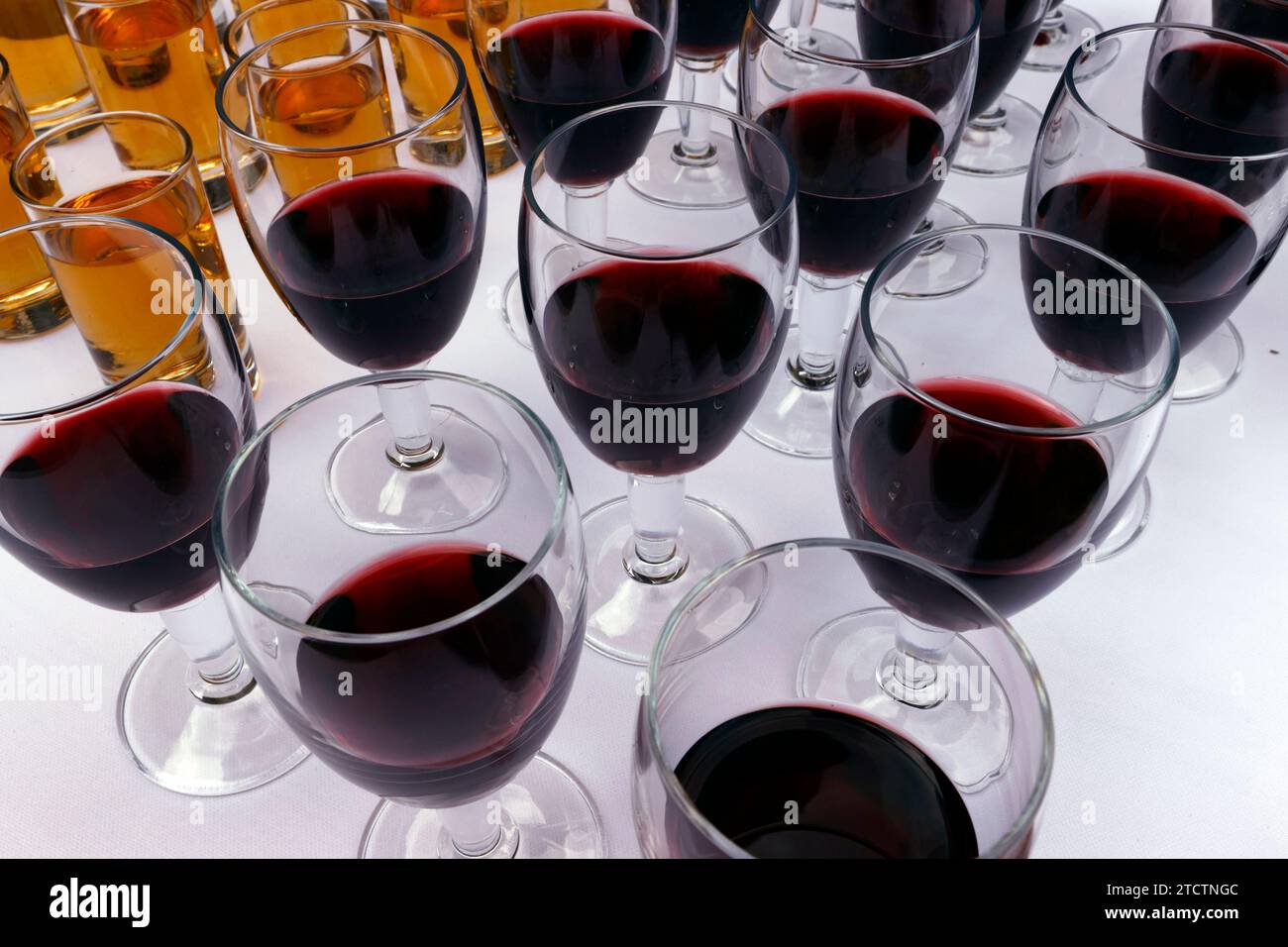 Buffet. Bicchieri di vino rosso su un tavolo. Francia. Foto Stock