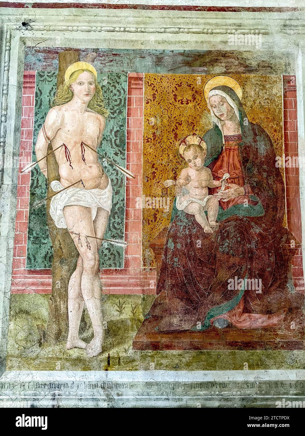 Affresco nell'abbazia di San Pietro in Valle (VII-XIII secolo), Ferentillo, Umbria. San Sebastiano, Vergine e bambino Foto Stock