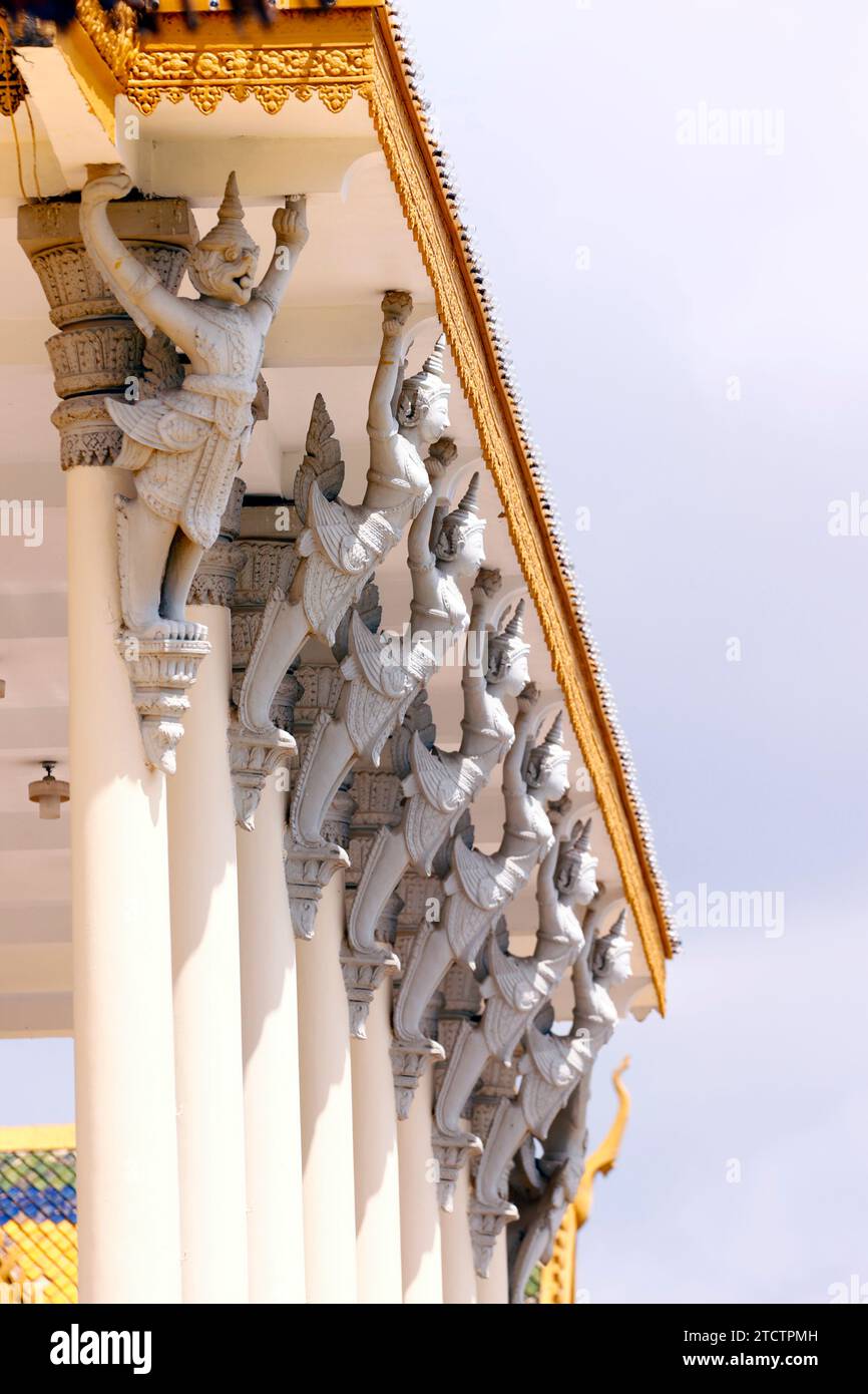 Complesso del palazzo reale. Tetto e colonne dettaglio del Palazzo reale di Phnom Penh sala del Trono. Phnom Penh; Cambogia. Foto Stock