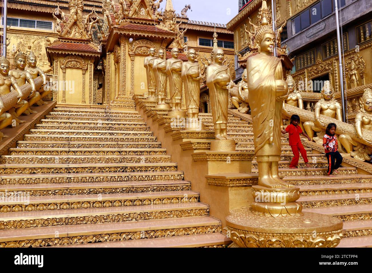 Mongkol Serei Kien Khleang Pagoda. Scala decorata con statue buddiste dorate. Phnom Penh; Cambogia. Foto Stock