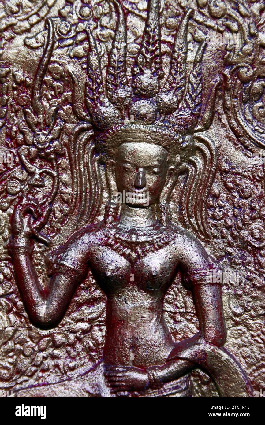 Wat Phnom Daun Penh. Ballerina di Apsara. Apsara è membro di una classe di esseri celesti nella cultura indù e buddista. Phnom Penh; Cambogia. Foto Stock