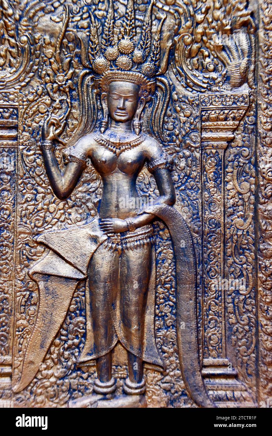Wat Phnom Daun Penh. Ballerina di Apsara. Apsara è membro di una classe di esseri celesti nella cultura indù e buddista. Phnom Penh; Cambogia. Foto Stock