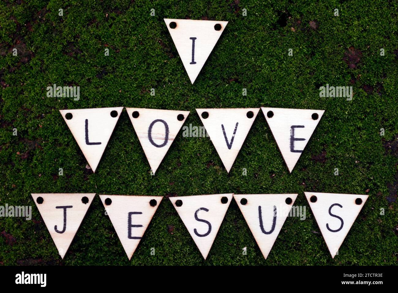 Lettere di legno che formano la parola GESÙ. Io amo Gesu'. Simbolo cristiano. Foto Stock
