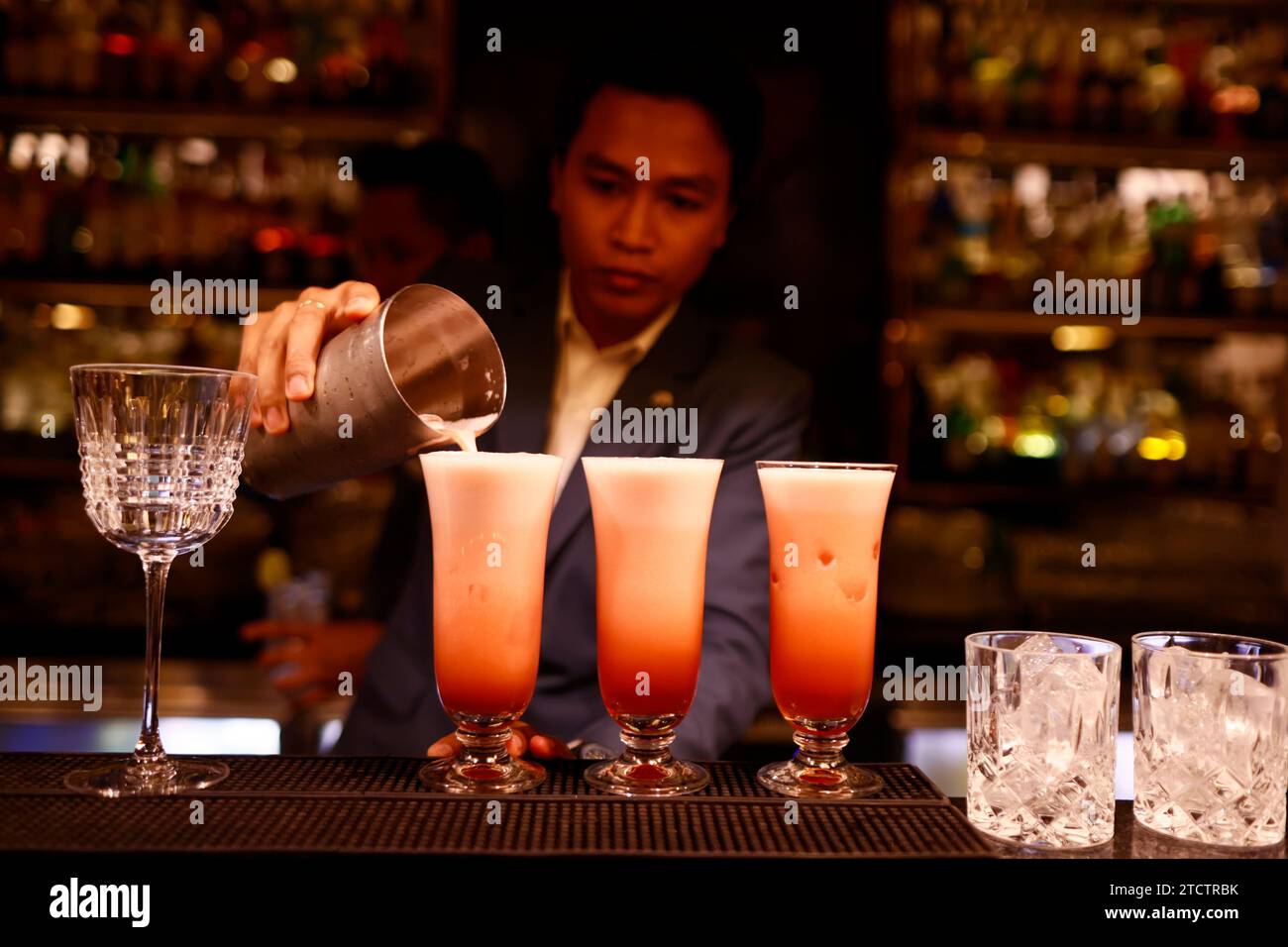 Elephant Bar al Raffles Hotel le Royal. Il famoso cocktail Singapore Sling. Foto Stock