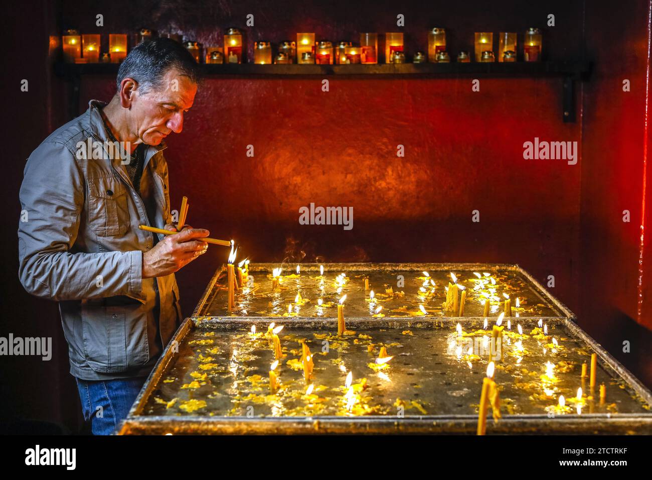 Candele accese fedeli nella cattedrale ortodossa metropolitana di Timisoara, Romania Foto Stock
