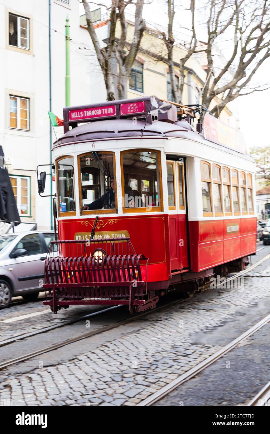 Mezzi pubblici, attrazioni turistiche, tram rosso antico di Lisbona. Lisbona, Portogallo Foto Stock