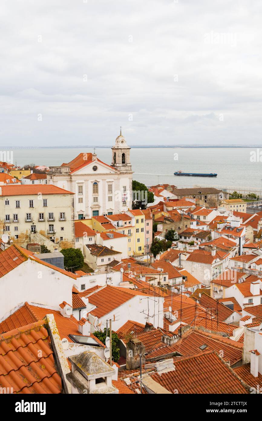 Vista sui tetti della chiesa di San Giorgio, Igreja de Santa Cruz do Castelo. Lisbona, Portogallo Foto Stock