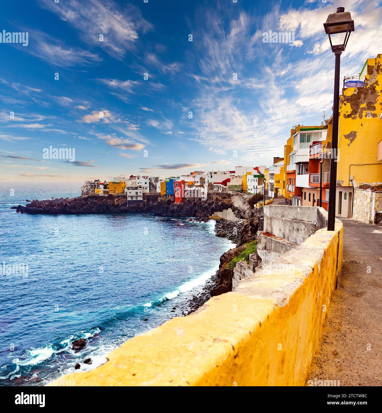 Paesaggi al tramonto, mare e isola della Spagna. Avventure sulla spiaggia e concetto di viaggio. Puerto de la cruz. Foto Stock