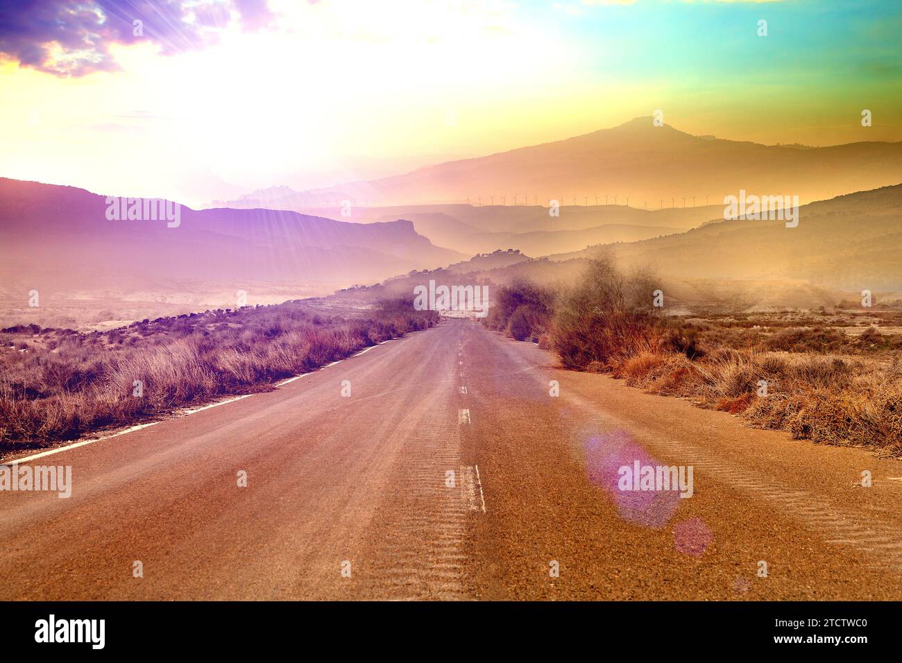 Strada e auto viaggio panoramico e tramonto. Foto Stock