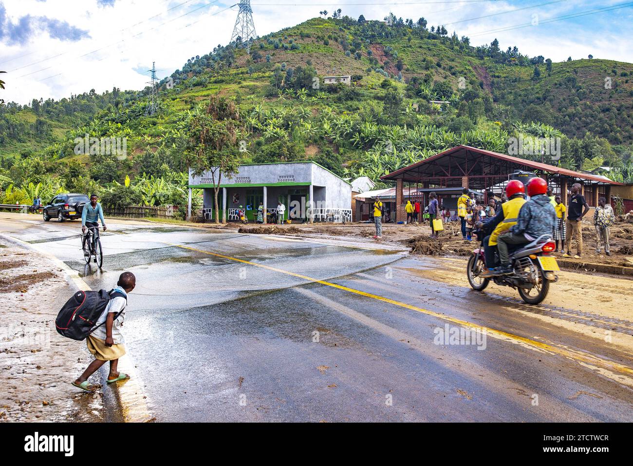 Strada allagata e danneggiata da frane nella provincia occidentale del Ruanda Foto Stock
