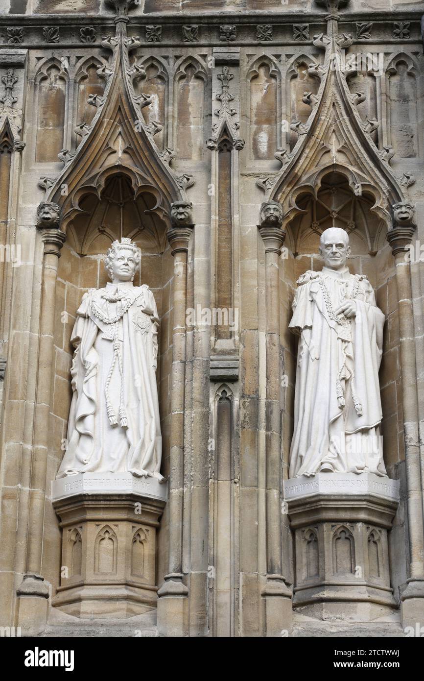 Cattedrale di Canterbury, Kent, statue sulla facciata del Regno Unito della regina Elisabetta II e della consorte Filippo Foto Stock