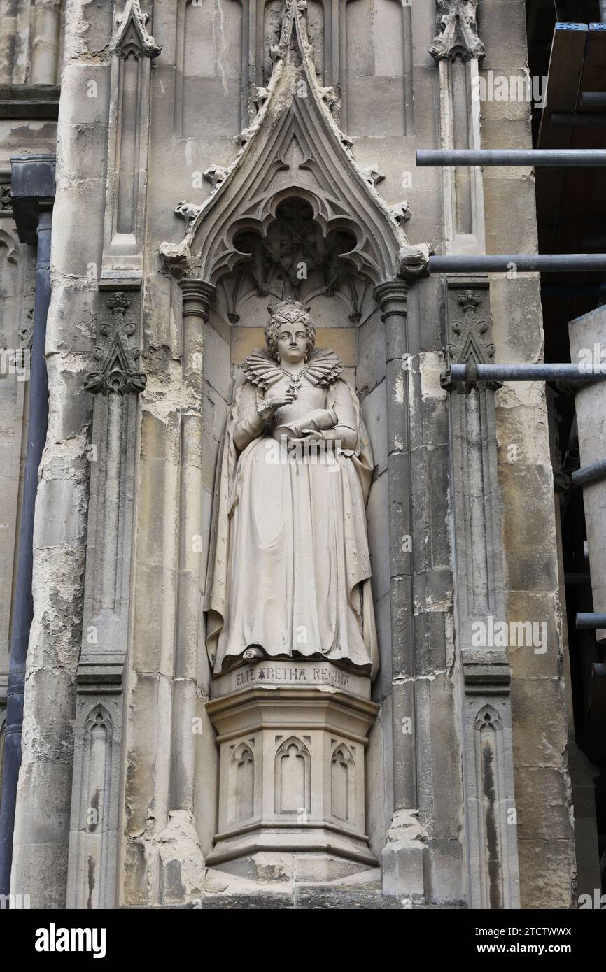 Cattedrale di Canterbury, Kent, statua della Regina Elisabetta i sulla facciata del Regno Unito Foto Stock