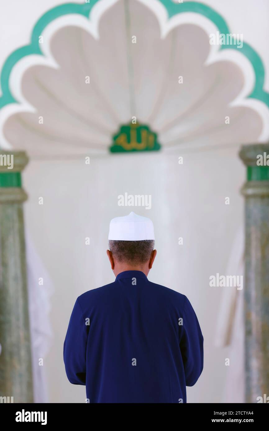 Moschea Jamiul Azhar. La preghiera del venerdì (salato). Uomo musulmano che prega nella moschea. Vietnam. Foto Stock