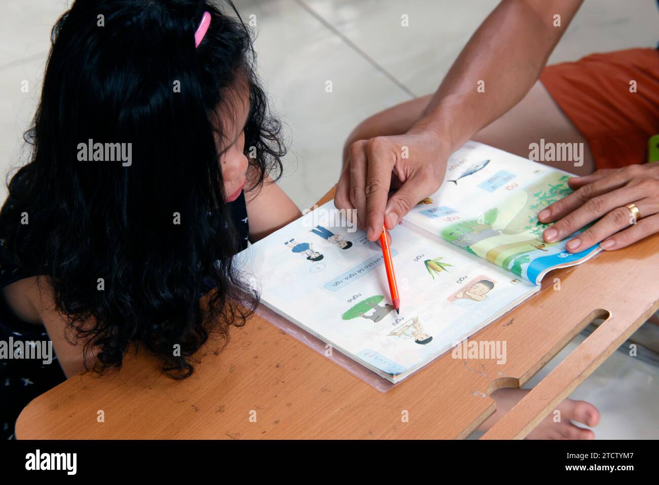 Giovane ragazza che lavora a casa con suo padre. Foto Stock