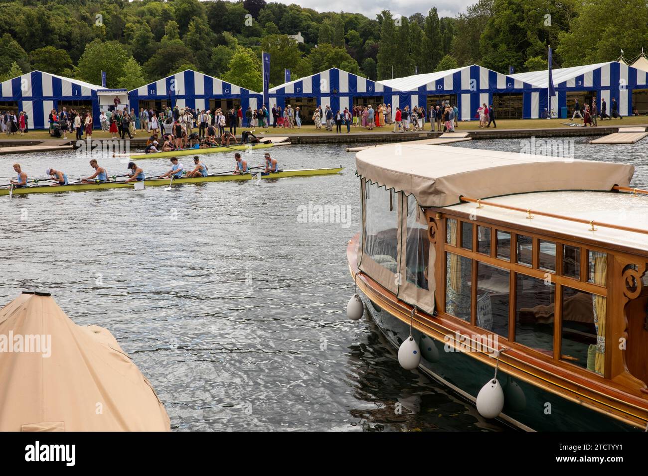 Regno Unito, Inghilterra, Oxfordshire, Henley on Thames, Thameside, ormeggi durante la regata Foto Stock