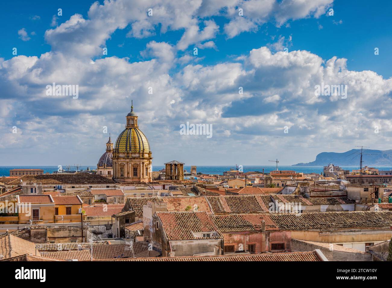 Skyline della città di Palermo visto dai tetti, la Sicilia Foto Stock