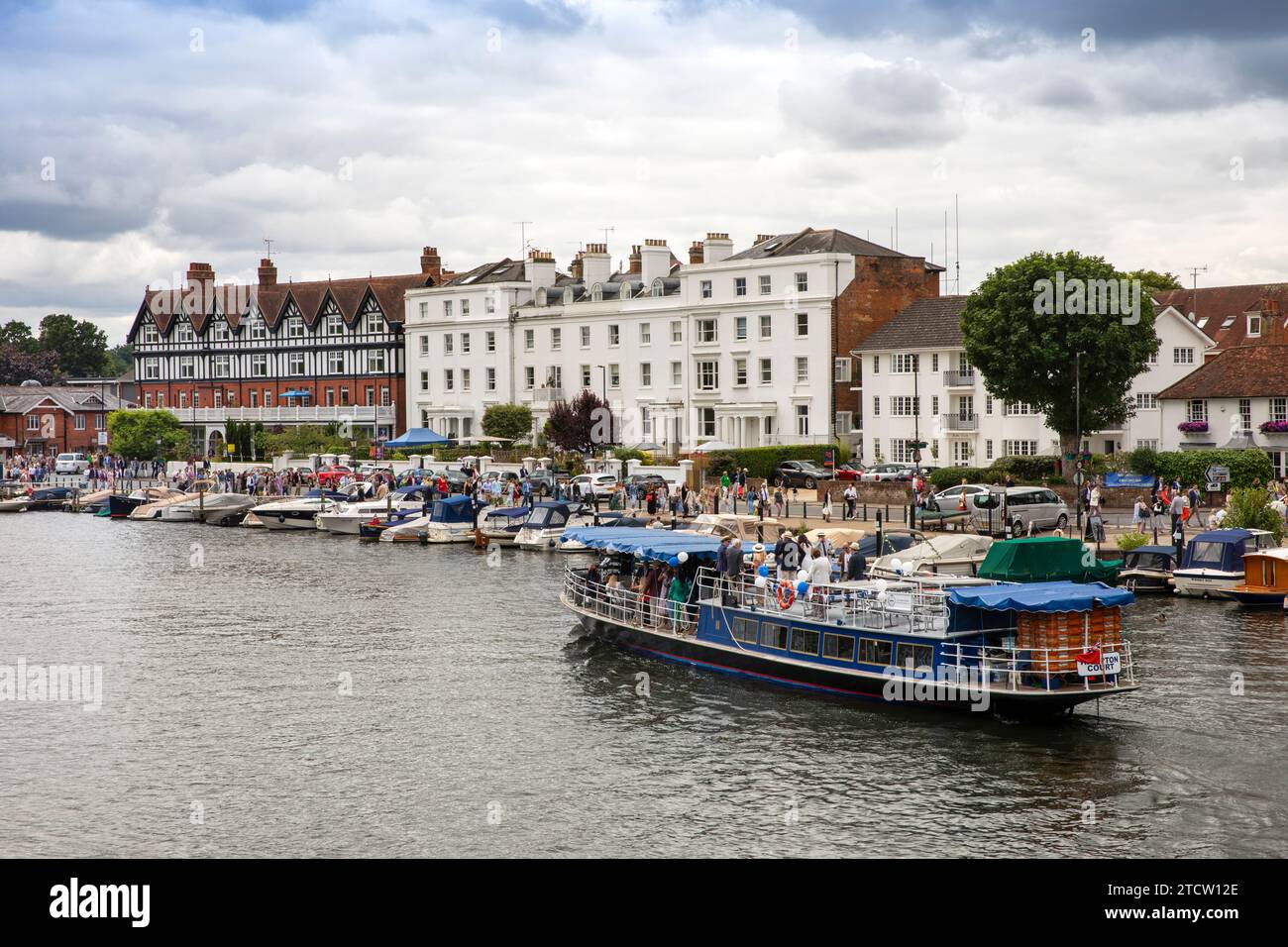 Regno Unito, Inghilterra, Oxfordshire, Henley on Thames, proprietà lungo il fiume Foto Stock