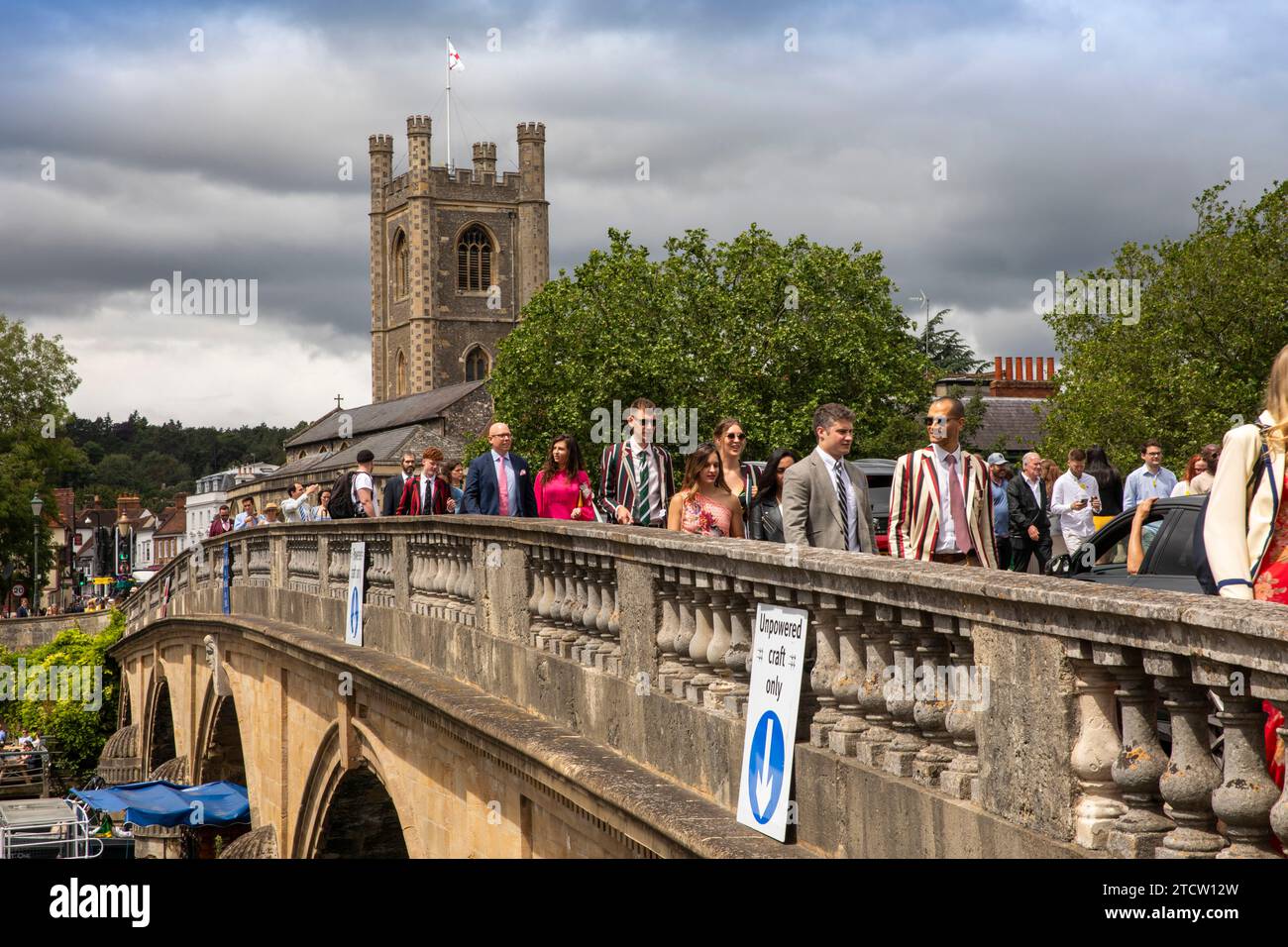 Regno Unito, Inghilterra, Oxfordshire, Henley on Thames, Regata visitatori che attraversano il fiume Tamigi Foto Stock
