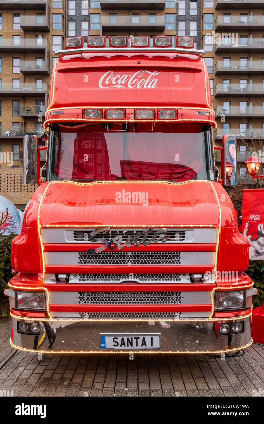 Wembley Park, Londra, Regno Unito. 14 dicembre 2023. L'iconico camion natalizio della Coca Cola si ferma sulla Olympic Way, di fronte allo stadio Wembley, durante il suo tour del Regno Unito del 2023. Foto di Amanda Rose/Alamy Live News Foto Stock