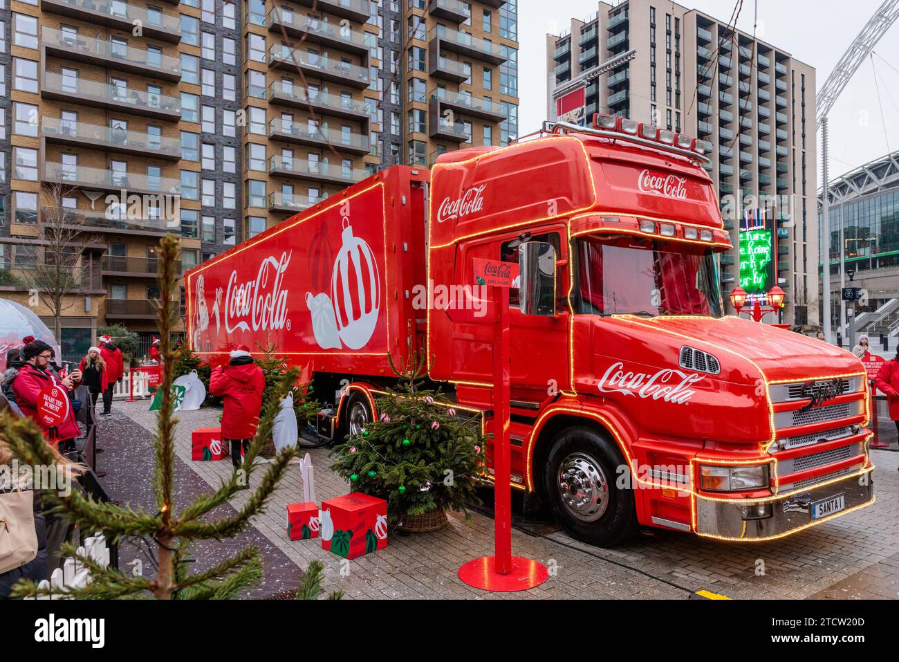 Wembley Park, Londra, Regno Unito. 14 dicembre 2023. L'iconico camion natalizio della Coca Cola si ferma sulla Olympic Way, di fronte allo stadio Wembley, durante il suo tour del Regno Unito del 2023. Foto di Amanda Rose/Alamy Live News Foto Stock