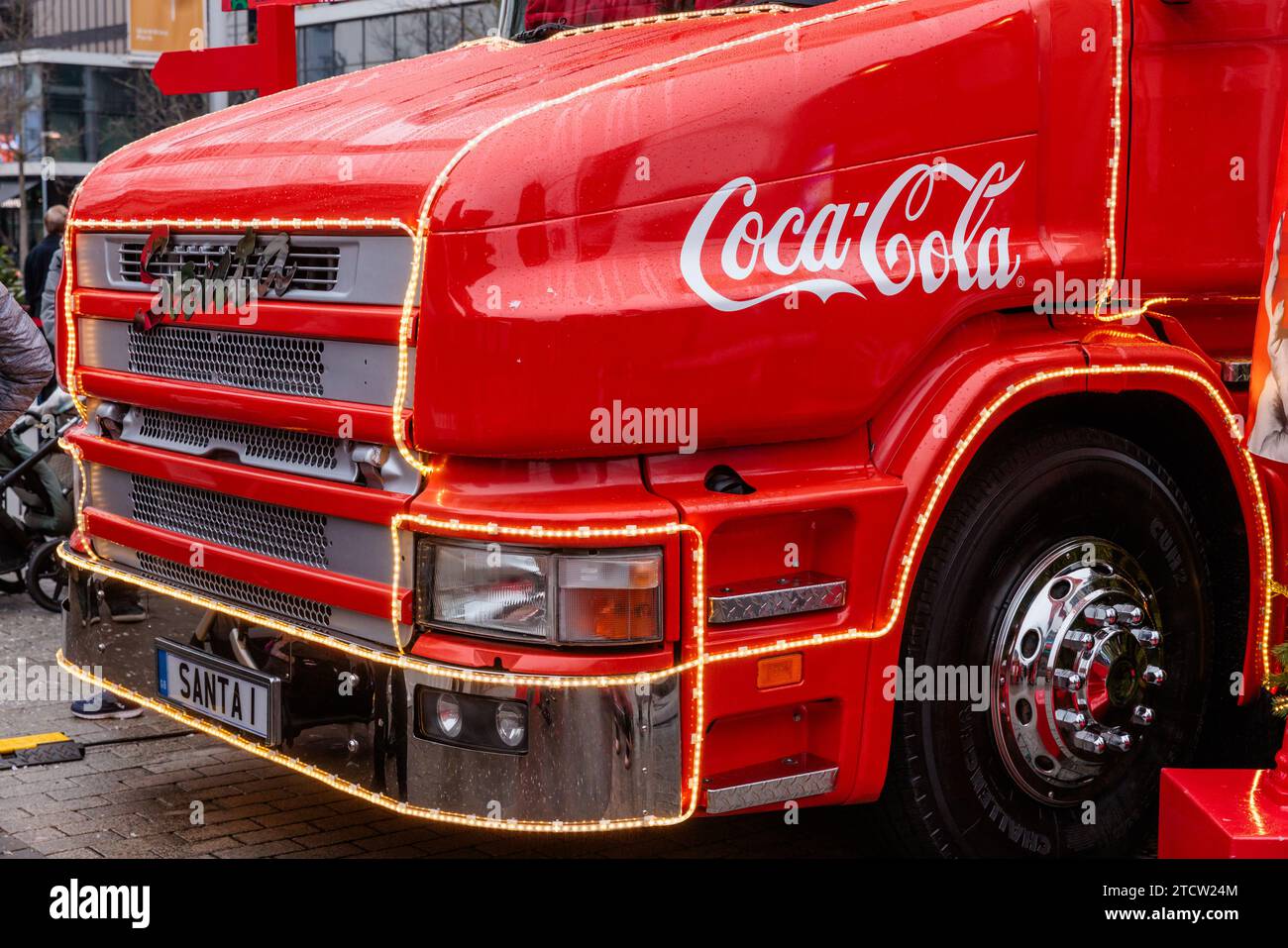 Wembley Park, Londra, Regno Unito. 14 dicembre 2023. L'iconico camion natalizio della Coca Cola si ferma sulla Olympic Way, di fronte allo stadio Wembley, durante il suo tour del Regno Unito del 2023. Foto di Amanda Rose/Alamy Live News Foto Stock