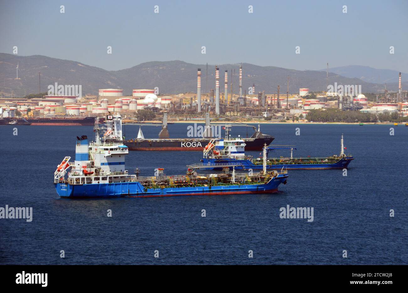 Tre navi, le petroliere per prodotti chimici e petroliferi "Nisyros" e "IOS1" con Koga Royal, una nave cargo ancorata nella baia di Gibilterra, BTO, Spagna, UE. Foto Stock