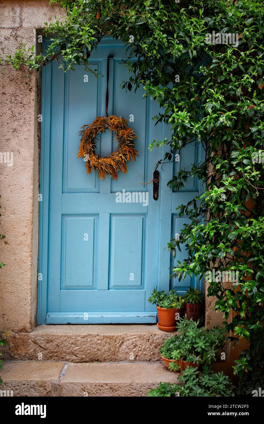 Una porta d'ingresso semplice ma colorata a Rovigno, Croazia. Foto Stock