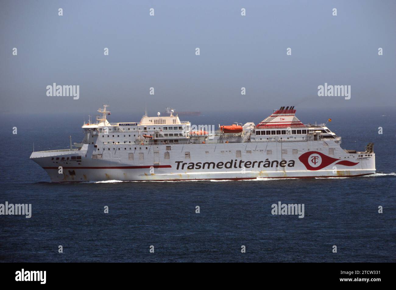 Spagnolo RO-RO Car and Passenger Ferry 'MV Juan J Sister' operato da Trasmediterranea Sailing into the Port of Gibraltar BOT, Spain , EU. Foto Stock