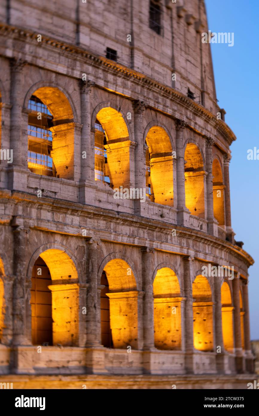 Il Colosseo al crepuscolo, Roma, Italia Foto Stock