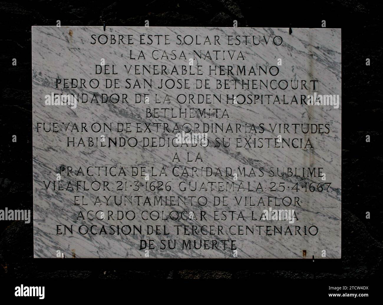 Vilaflor de Chasna, Tenerife, Comunidad Autonoma des Canarias, Spagna. Pedro de San José de Bethencourt, missionario in Guatemala e primo santo nativo delle Isole Canarie, nacque in questo villaggio. Nel punto esatto in cui il suo luogo di nascita è oggi il Santuario di Sant'Hermano Pedro. La piastra esplicativa. Foto Stock
