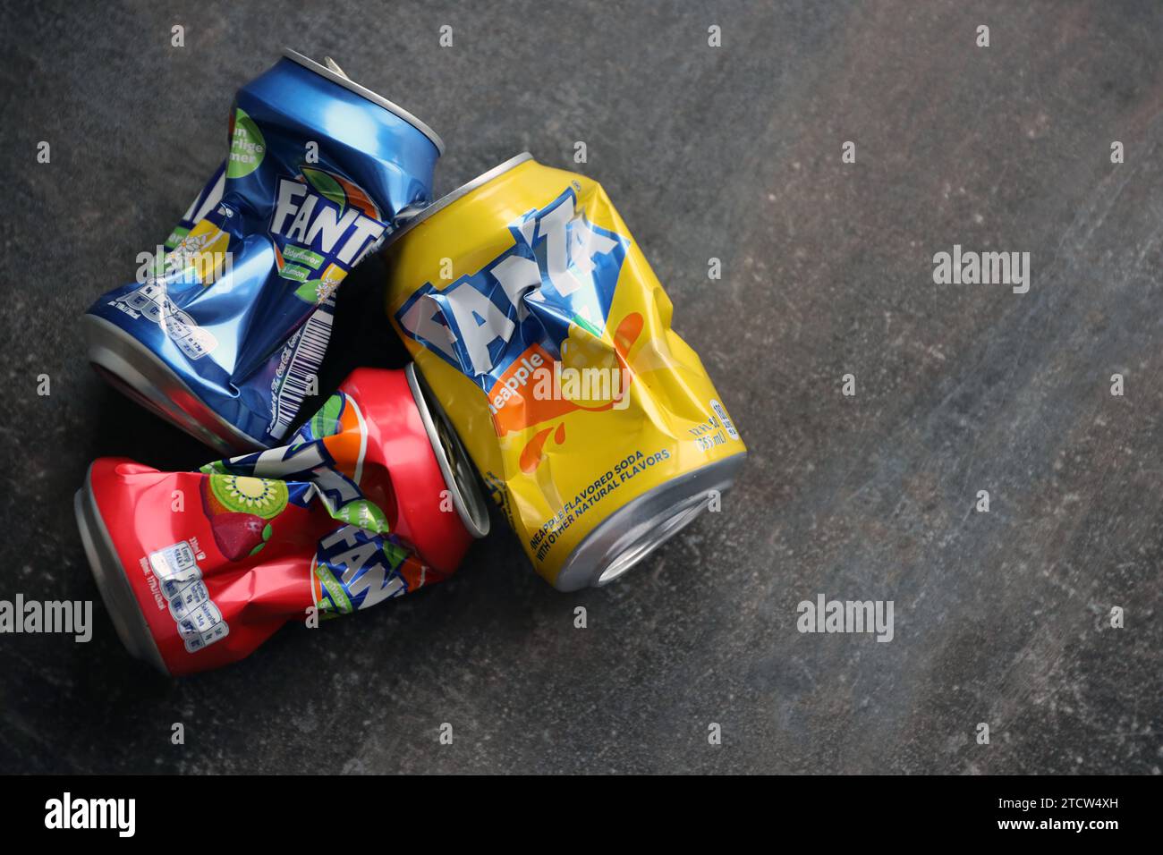 KIEV, UCRAINA - 4 MAGGIO 2023: Primo piano di lattine di latta crumpled di marca di bibite analcoliche Fanta con vari sapori Foto Stock