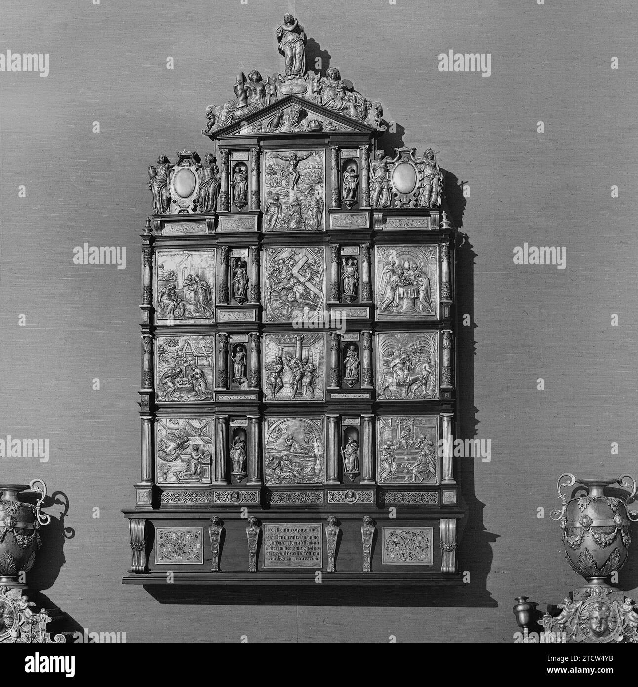 ALTARE PORTATIL DE PLATA Y EBANO DEL EMPERADOR CARLOS V - SIGLO XVI - 135X74. Autore: ANONIMO ALEMAN. Ubicazione: MONASTERIO-INTERIOR. SAN LORENZO DEL ESCORIAL. MADRID. SPAGNA. Foto Stock