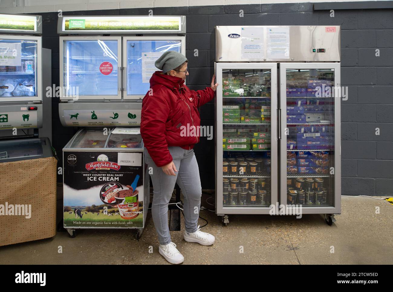 Slough, Regno Unito. 14 dicembre 2023. Kate Borska, la Slough Store Manager della Community Fridges nel negozio. Un supermercato sociale chiamato notjust A Store ha aperto un nuovo grande negozio al Westgate Retail Park sulla A4 a Slough, Berkshire, accanto a Currys. L'enorme negozio vende cibo a prezzi scontati, dove i clienti possono riempire un cestino con articoli a £5 che costerebbero circa £15 altrove. Gran parte del cibo è passato il migliore prima della data o è in eccesso, ma è comunque perfettamente accettabile da consumare. È aperto a tutti coloro che odiano gli sprechi e amano fare affari. Gli acquirenti non hanno bisogno di essere membri per sh Foto Stock