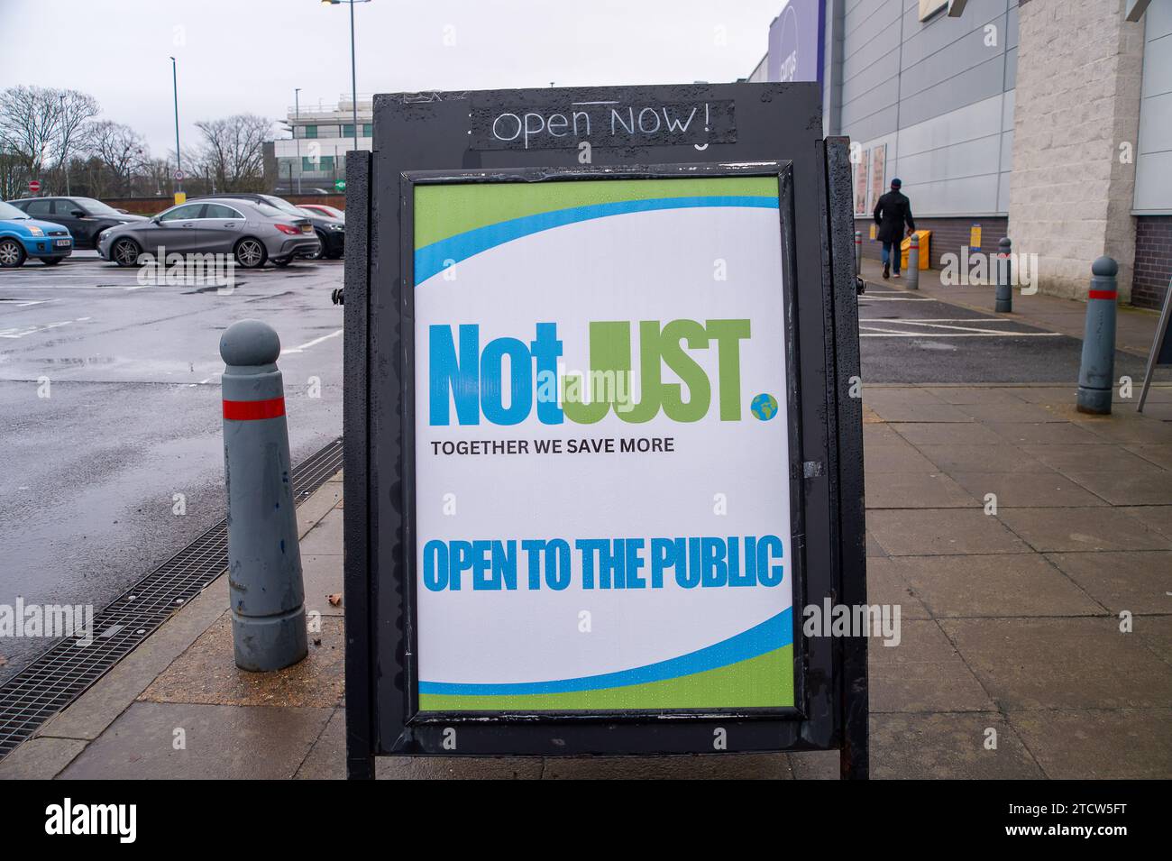 Slough, Regno Unito. 14 dicembre 2023. Un supermercato sociale chiamato notjust A Store ha aperto un nuovo grande negozio al Westgate Retail Park sulla A4 a Slough, Berkshire, accanto a Currys. L'enorme negozio vende cibo a prezzi scontati, dove i clienti possono riempire un cestino con articoli a £5 che costerebbero circa £15 altrove. Gran parte del cibo è passato il migliore prima della data o è in eccesso, ma è comunque perfettamente accettabile da consumare. È aperto a tutti coloro che odiano gli sprechi e amano fare affari. Gli acquirenti non devono essere membri per fare acquisti in negozio o avere una soglia di reddito. Credito: Maureen McLean/Alamy Live Foto Stock