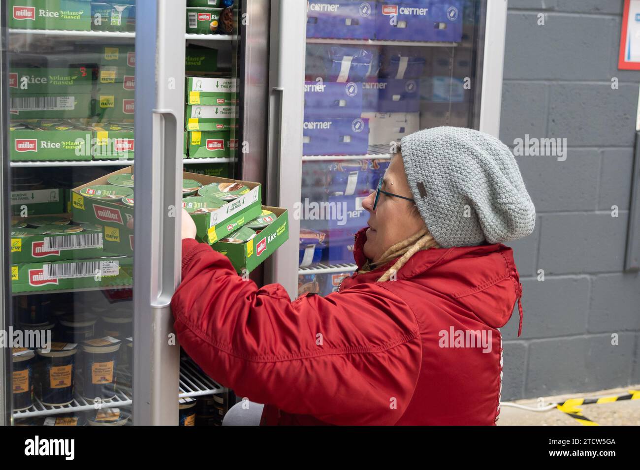 Slough, Regno Unito. 14 dicembre 2023. Kate Borska, la Slough Store Manager della Community Fridges nel negozio. Un supermercato sociale chiamato notjust A Store ha aperto un nuovo grande negozio al Westgate Retail Park sulla A4 a Slough, Berkshire, accanto a Currys. L'enorme negozio vende cibo a prezzi scontati, dove i clienti possono riempire un cestino con articoli a £5 che costerebbero circa £15 altrove. Gran parte del cibo è passato il migliore prima della data o è in eccesso, ma è comunque perfettamente accettabile da consumare. È aperto a tutti coloro che odiano gli sprechi e amano fare affari. Gli acquirenti non hanno bisogno di essere membri per sh Foto Stock