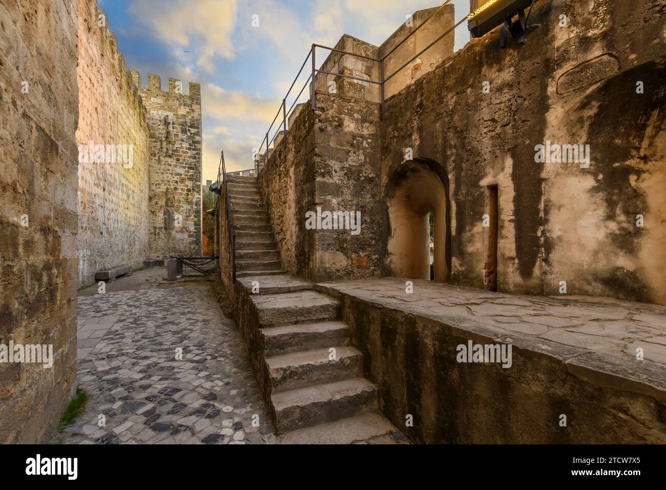 Pareti interne e scale di St Castello di Giorgio, o Castelo de São Jorge, una fortificazione in cima a una collina nel quartiere di Alfama che si affaccia su Lisbona, Portogallo. Foto Stock