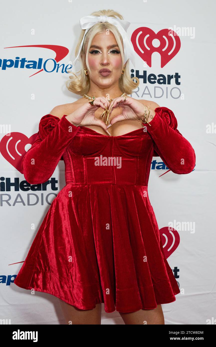 PHILADELPHIA, PA, USA - 12 DICEMBRE 2023: Joelle James posa al Q102 iHeartRadio Jingle Ball 2023 al Wells Fargo Center. Foto Stock