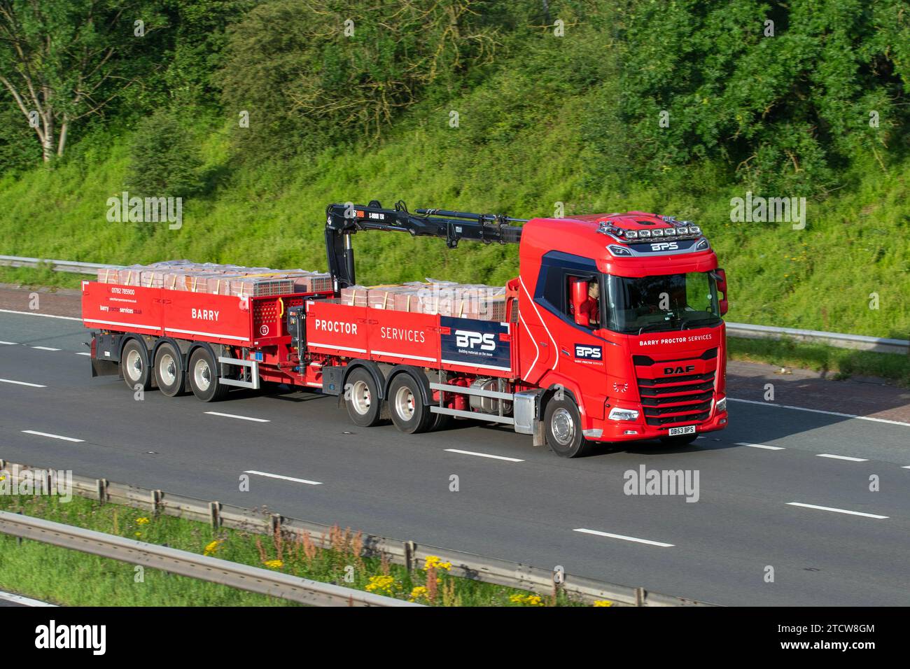 BPS B.P.S. Barry Proctor Services società di trasporti Red DAF Dropside Truck & trailer; viaggia sull'autostrada M6 nel Regno Unito Foto Stock