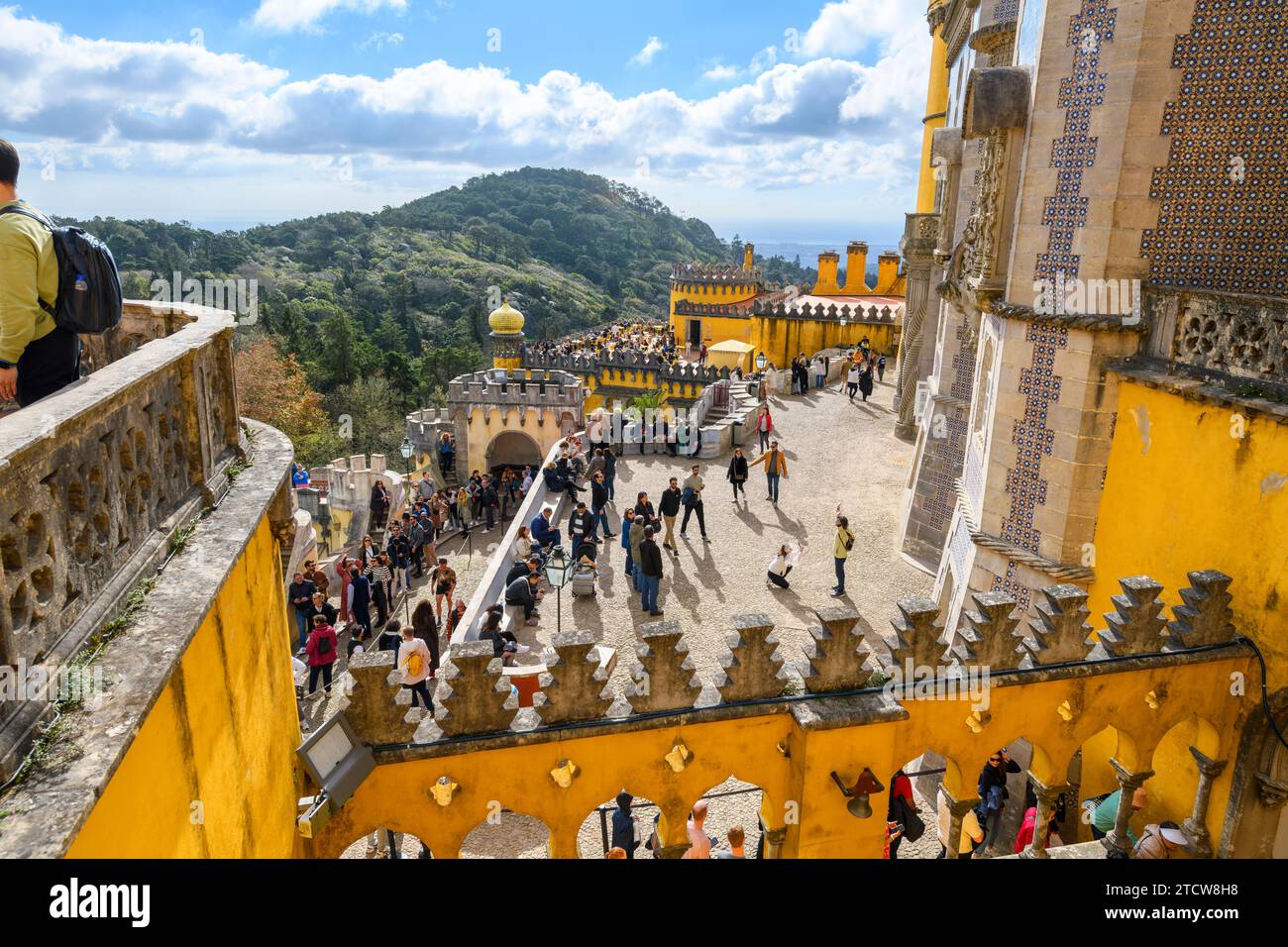 I turisti affollano i colorati livelli e le piattaforme del Palazzo Nazionale di pena, un castello romanticista a São Pedro de Penaferrim, a Sintra, Portogallo. Foto Stock