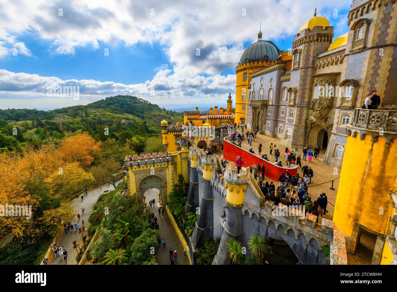 I turisti affollano i colorati livelli e le piattaforme del Palazzo Nazionale di pena, un castello romanticista a São Pedro de Penaferrim, a Sintra, Portogallo. Foto Stock
