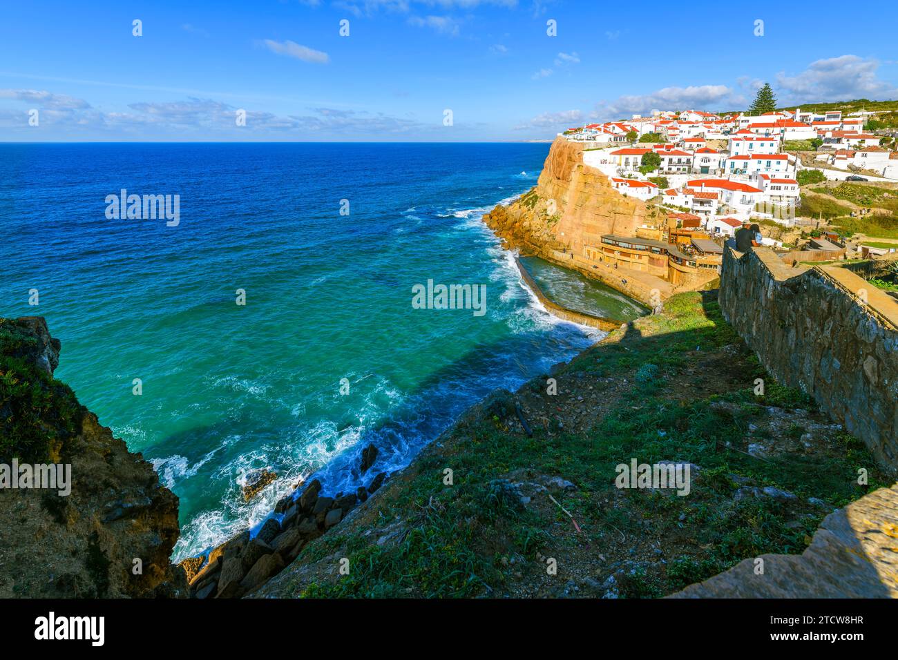 Vista dalla scogliera della pittoresca cittadina costiera di Azenhas do Mar, Portogallo, lungo la costa atlantica del distretto di Colares e nella regione di Sintra. Foto Stock