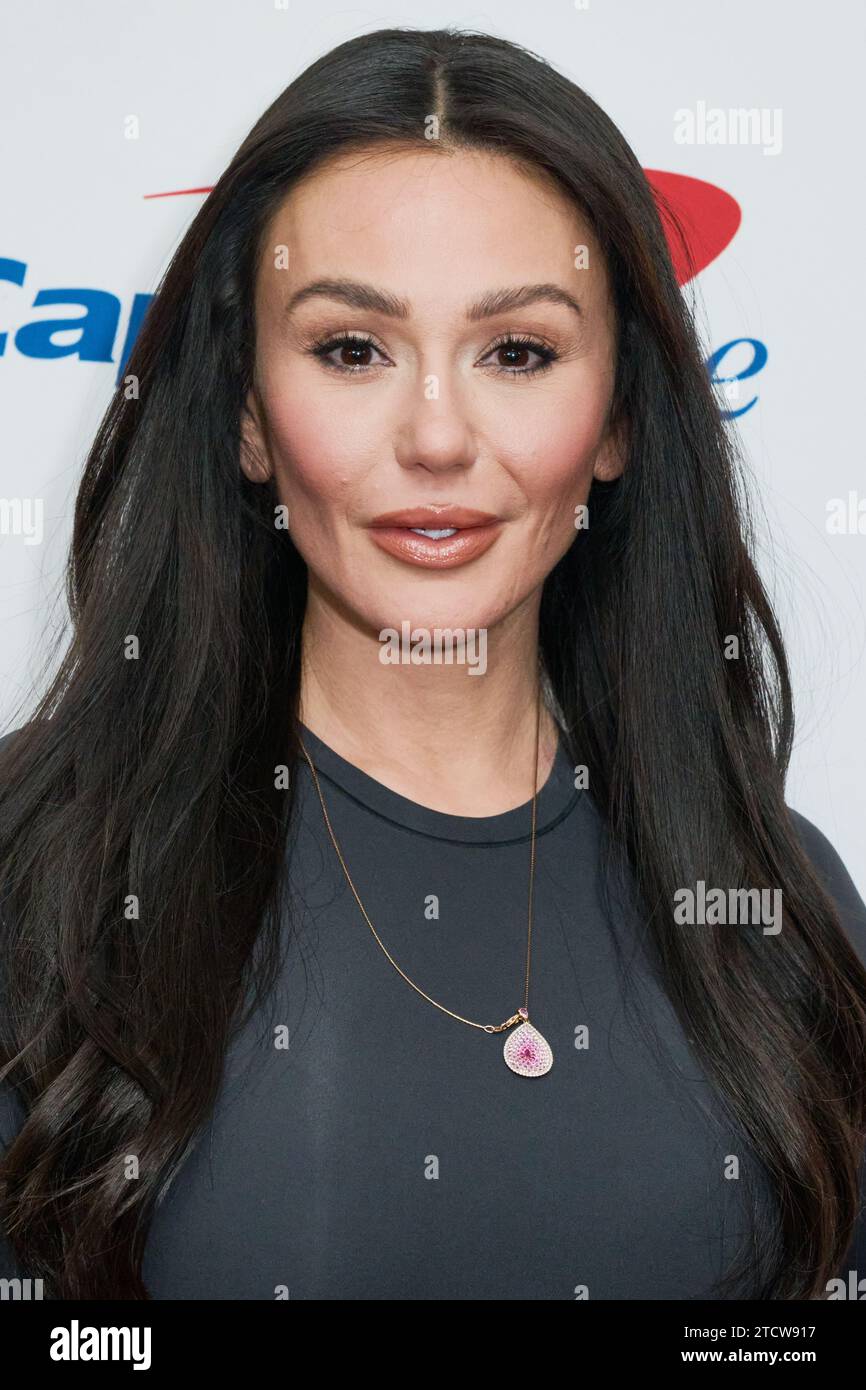 PHILADELPHIA, PA, USA - 12 DICEMBRE 2023: JWoww si pone all'iHeartRadio Jingle Ball 2023 del Q102 al Wells Fargo Center. Foto Stock