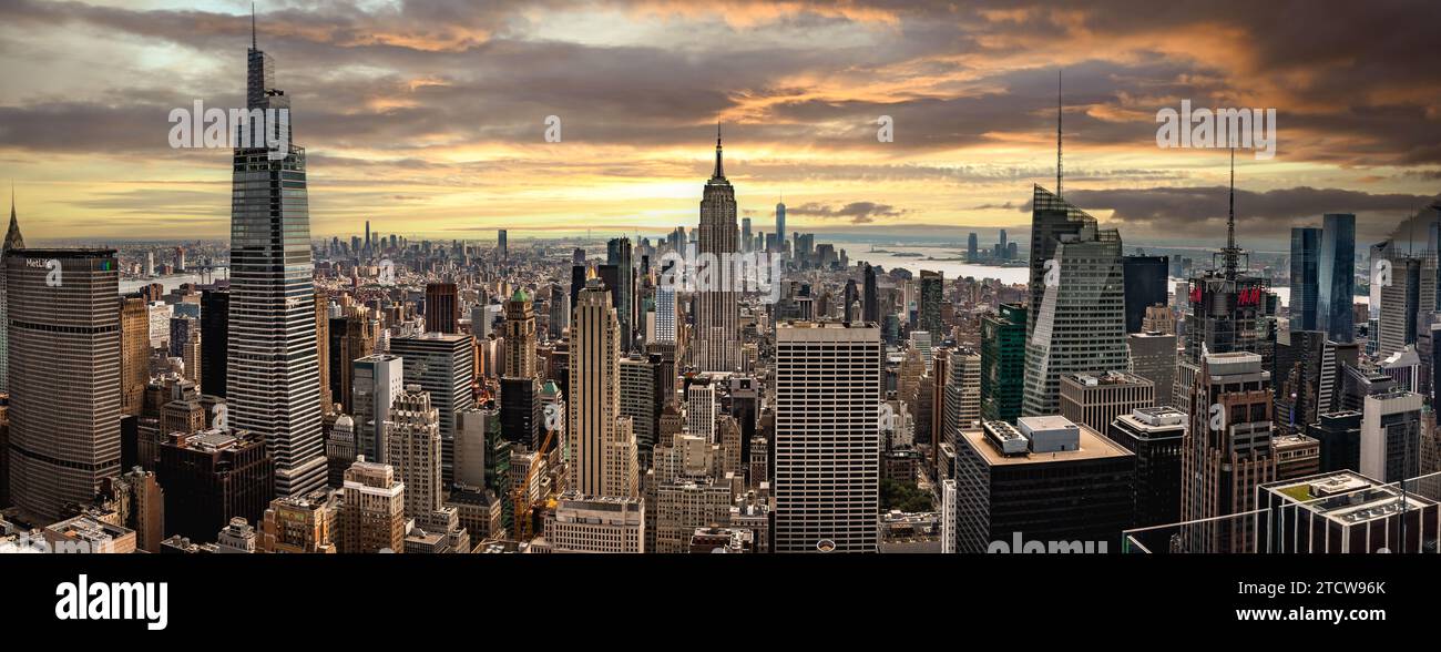 MIDTOWN MANHATTAN, NEW YORK, USA, - 15 SETTEMBRE 2023. Una vista panoramica aerea dell'Empire State Building e del quartiere circostante di Midtown Man Foto Stock