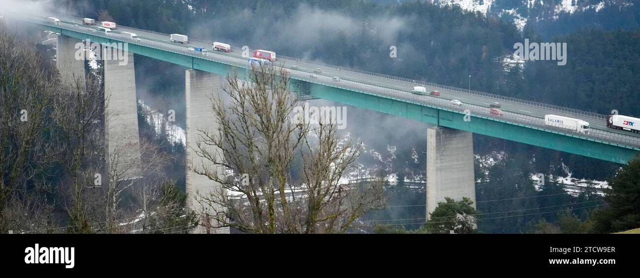 AUT - OESTERREICH, 2023-12-14 VERKEHR BAUWERK - DIE EUROPABRUECKE MIT DER BRENNERAUTOBAHN MIT BLICK RICHTUNG BRENNER : *** CAR AUSTRIA, 2023 12 14 COSTRUZIONE DI TRAFFICO IL PONTE EUROPEO CON L'AUTOSTRADA DEL BRENNERO CON VISTA IN DIREZIONE DEL BRENNERO Foto Stock