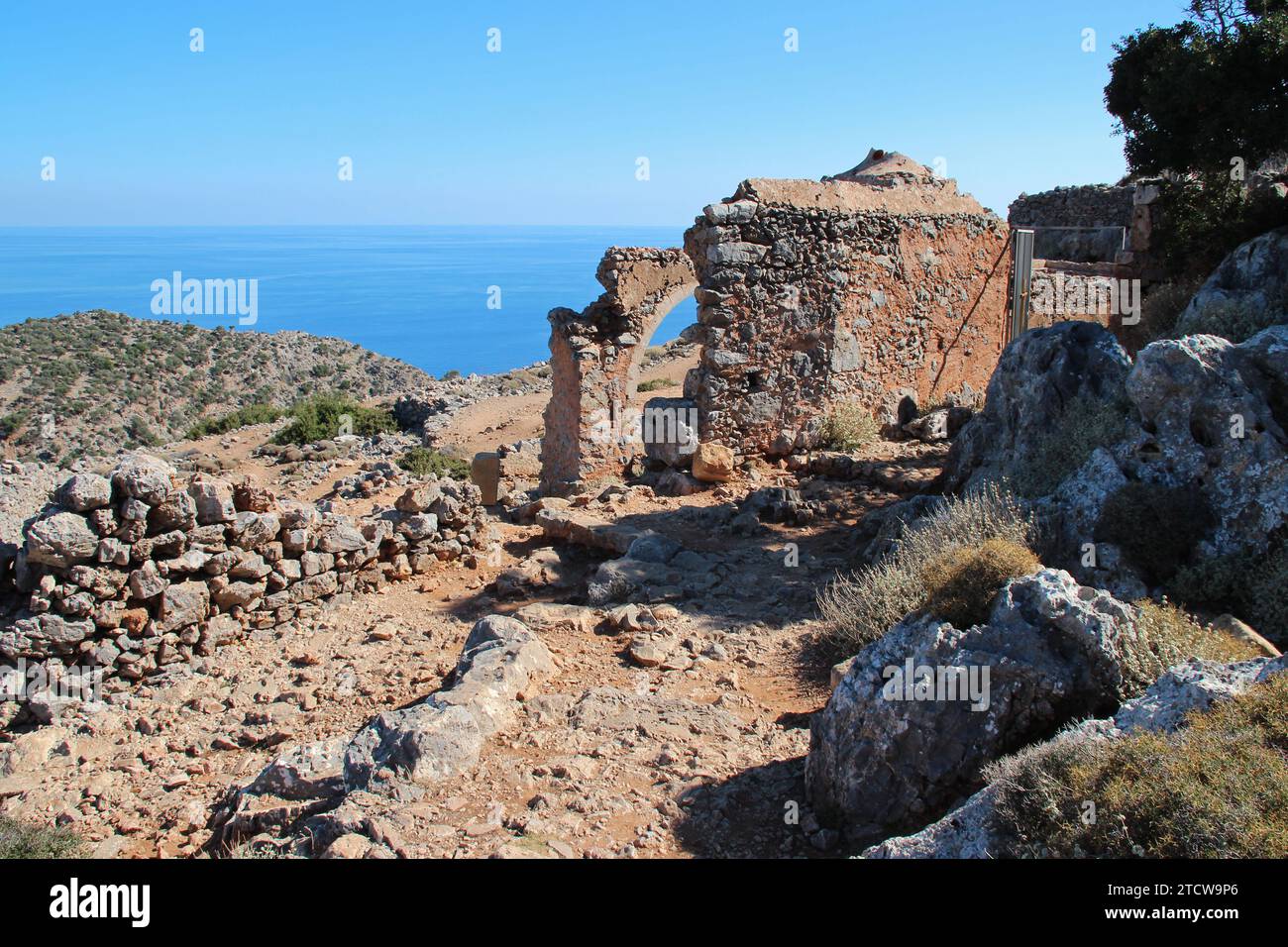 chiesa in rovina e mare mediterraneo nella penisola di akrotiri a creta in grecia Foto Stock