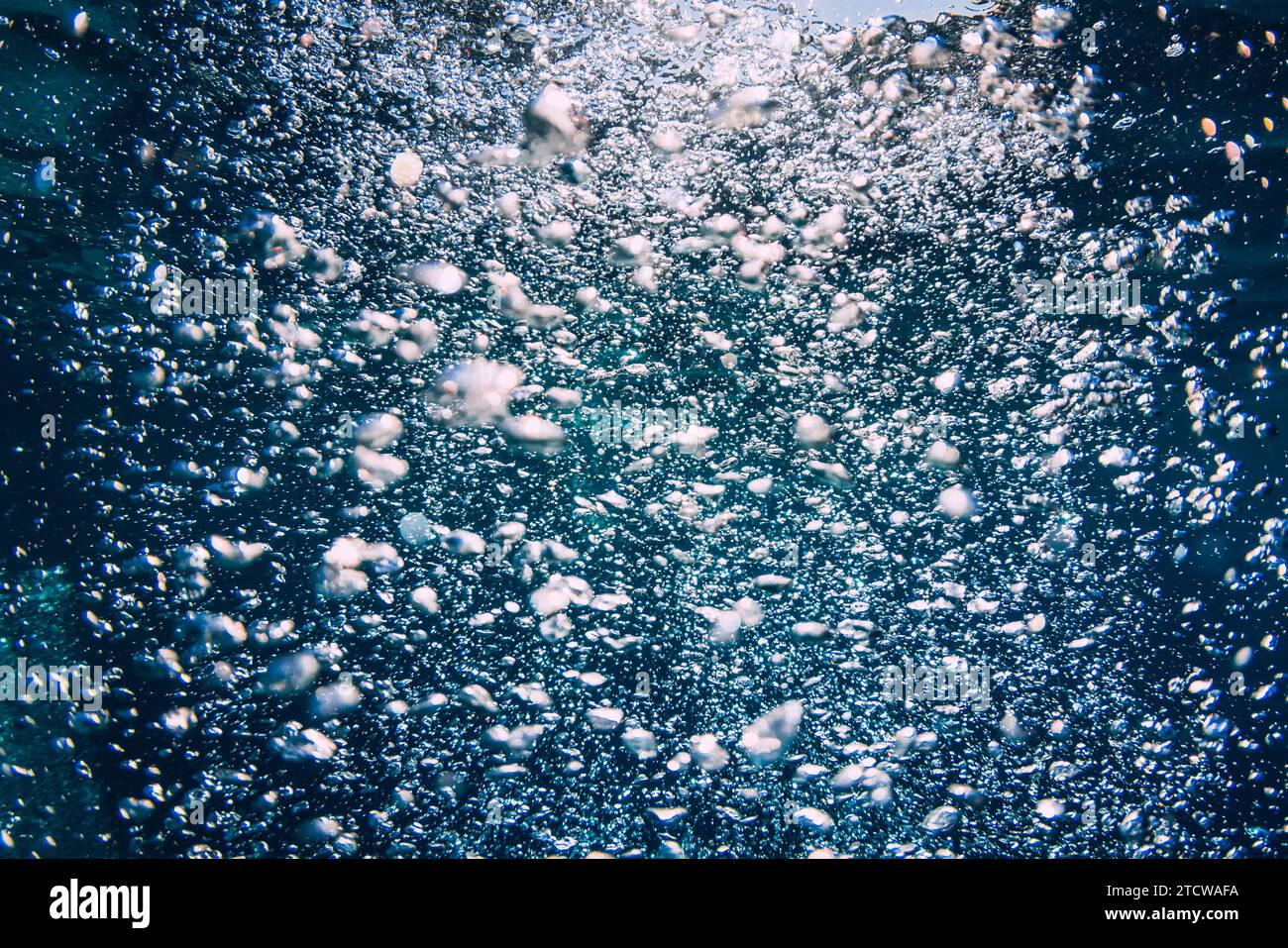 Oceano blu e molte bolle d'aria in acqua trasparente. Foto Stock