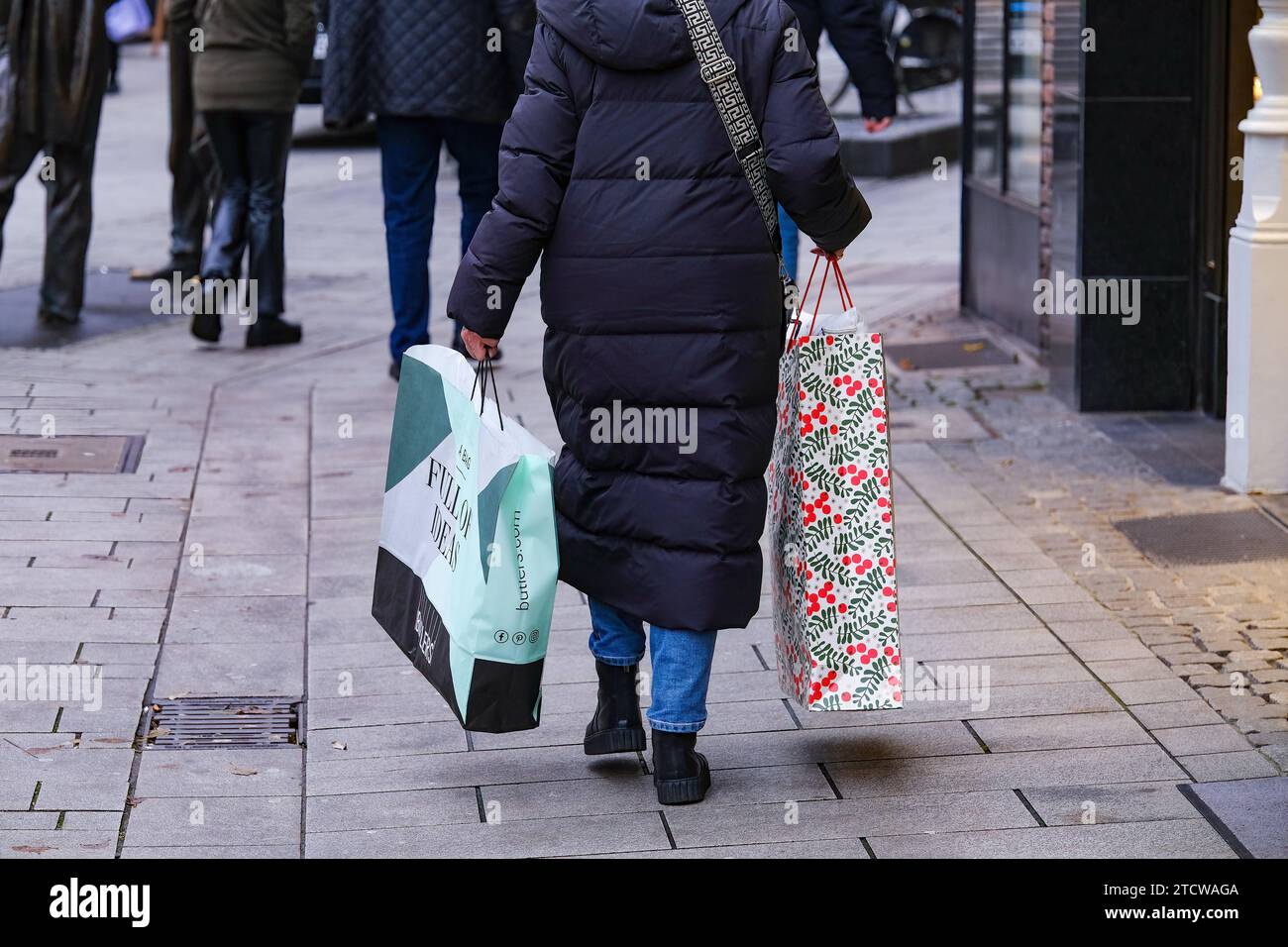 Düsseldorf 14.12.2023 Schadowstraße Einkaufsstrasse Hystreet Einkaufsstraße Shoppingmeile Einkaufsmeile Einkaufen Einzelhandel Fussgängerzone Einkaufsbummel Einkaufstasche Einkaufstaschen Einkauftasche Einkauftaschen Einkaufstraße Einkaufstrasse Modemeile Menschenmasse Menschenmenge inflazione Bürgergeld Winterpandemie Coronainfektion Covidinfektion Grippewelle Düsseldorf Nordrhein-Westfalen Deutschland *** Düsseldorf 14 12 2023 Schadowstraße via dello shopping Hystreet shopping street shopping mile shopping mile shopping shopping shopping shopping area pedonale shopping shopping bag shopping bag shopping sh Foto Stock