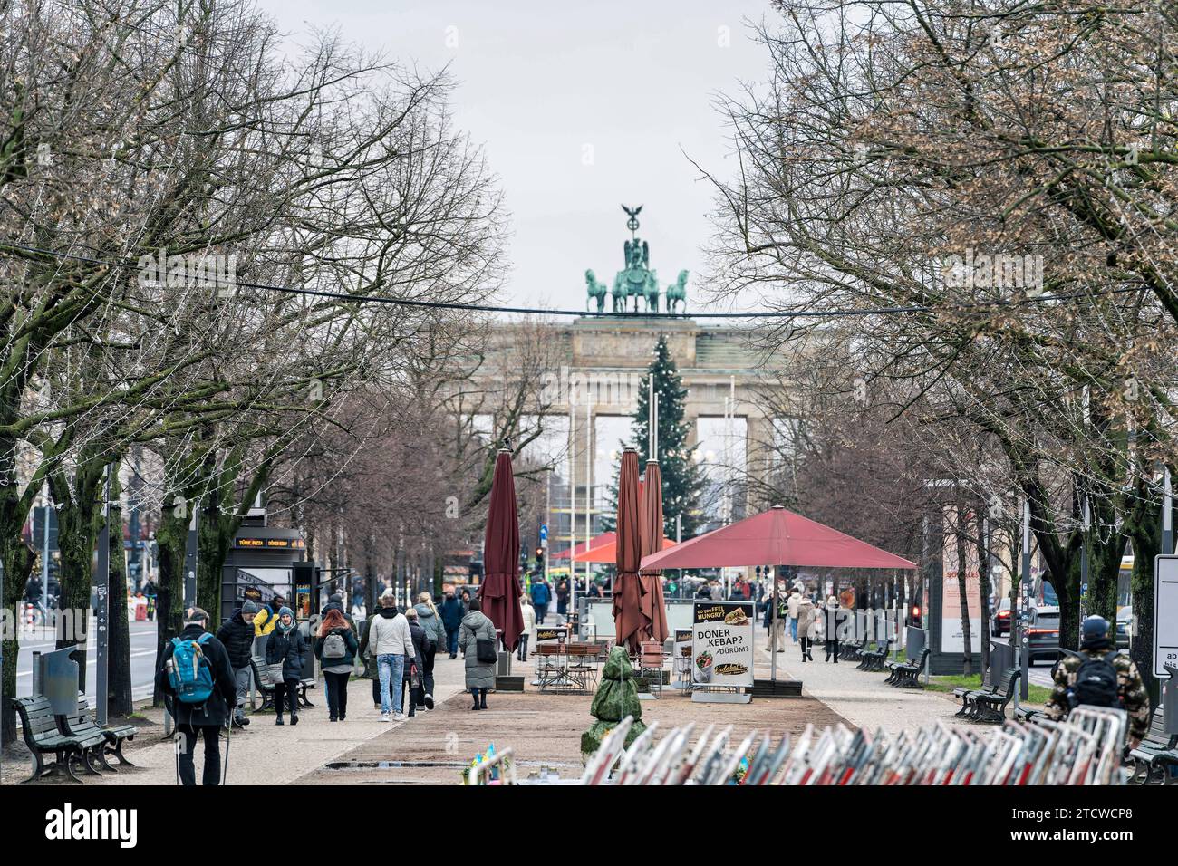 14.12.2023, Berlino, Unter den Linden, Blick auf das Brandenburger Tor *** 14 12 2023, Berlino, Unter den Linden, Vista della porta di Brandeburgo Foto Stock